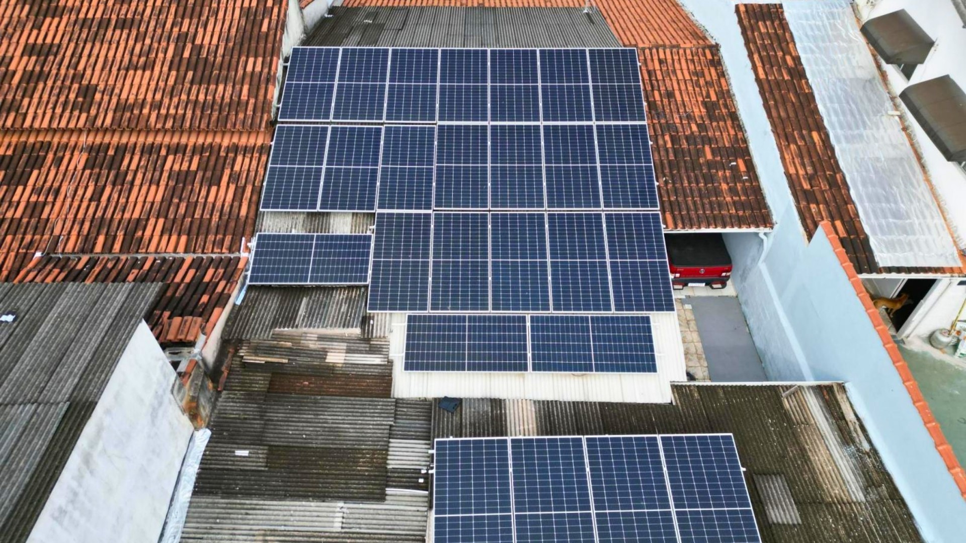 Comercial  Empresa Amorim Tecnologia- Ilha dos Bentos, Vila Velha - ES 26 módulos  Potência 14,17 Kwp  Economia anual R$ 16.405,00