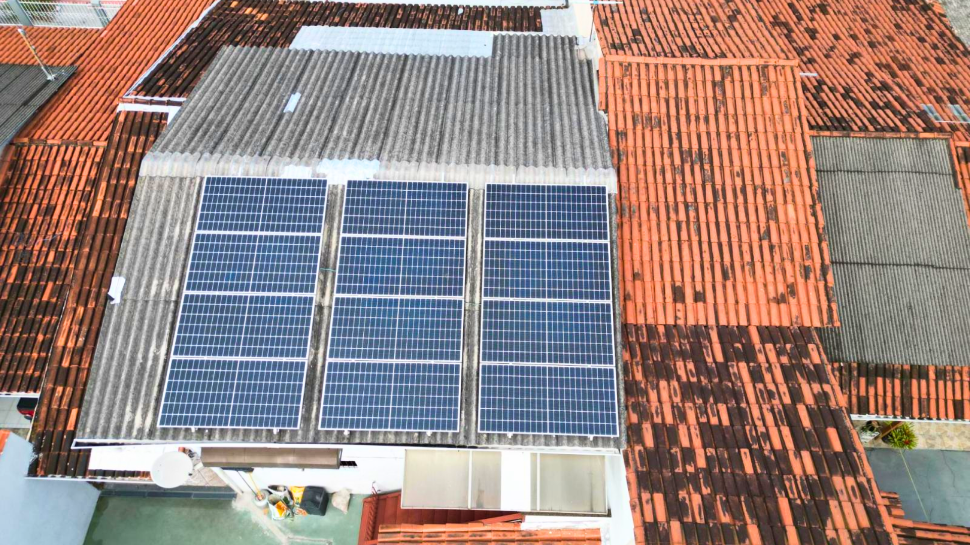Comercial Empresa Inove Audio Visual  Ilha dos Bentos, Vila Velha - ES 12 módulos  Potência 5,40 Kwp  Economia anual R$ 5,940,00